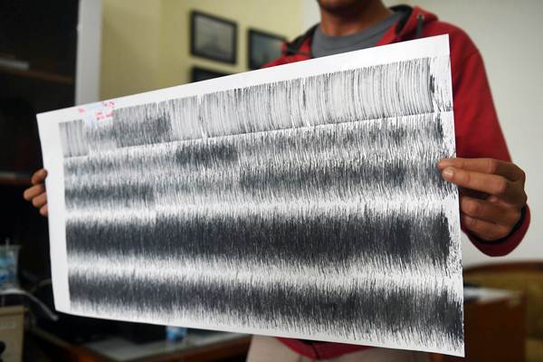  Data Seismograf Aktivitas Gunung Anak Krakatau Sebelum Tsunami