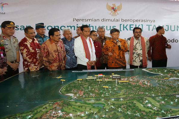 Presiden Joko Widodo mengamati maket pembangunan KEK Tanjung Lesung/Antara