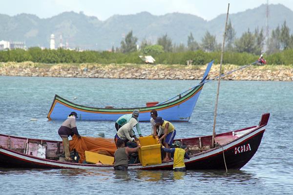  Cuaca Ekstrem, Ratusan Nelayan di Pantai Selatan Cianjur Berhenti Melaut 