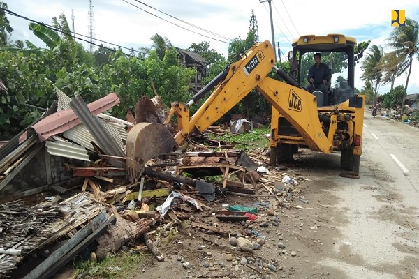  PUPR Bersihkan Akses Jalan Terdampak Tsunami di Lampung Selatan