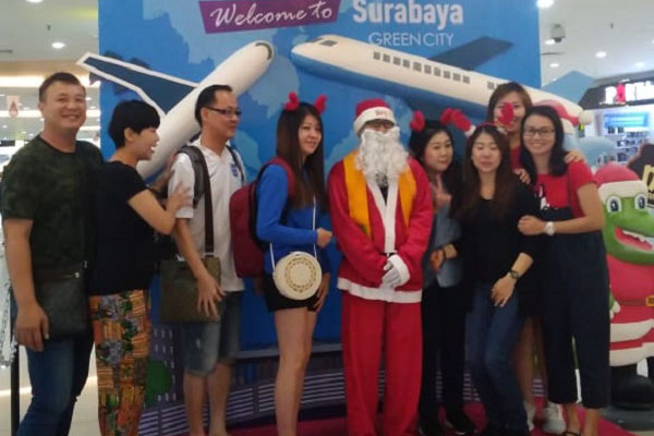  Di Hari Natal, Ada Dua Santa Claus Bagikan Bingkisan di Bandara Internasional Juanda