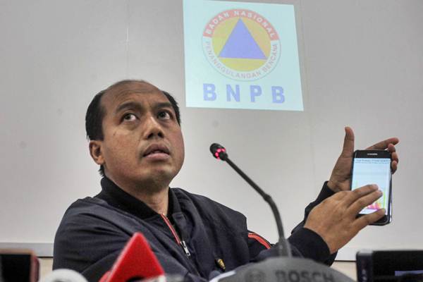Kepala Pusat Data dan Informasi BNPB Sutopo Purwo Nugroho memberikan pemaparan kepada wartawan terkait Tsunami di Banten dan Lampung DI Yogyakarta, Minggu (23/12/2018)./ANTARA-Andreas Fitri Atmoko