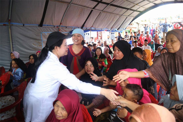  Sambangi Wilayah Terkena Tsunami di Lampung, Menko Puan Berikan Bantuan dan Santunan