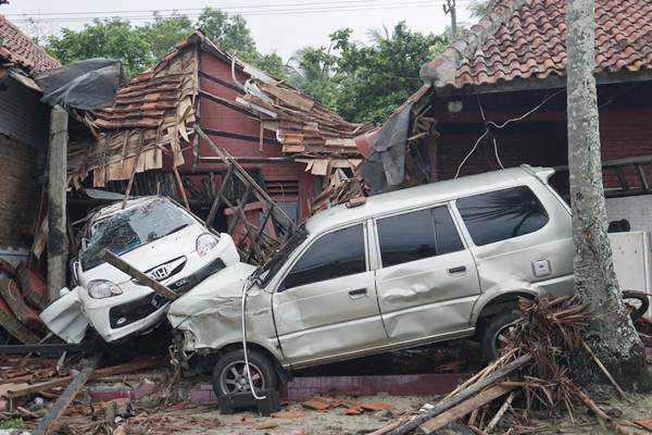  BENCANA ALAM : Penjualan Mobil Terdampak Tsunami