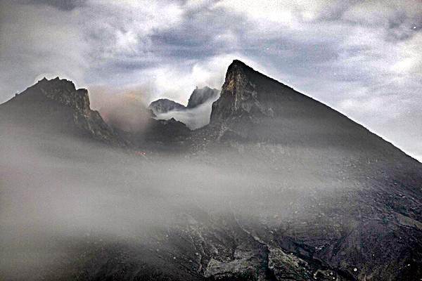  Guguran Kubah Lava Gunung Merapi