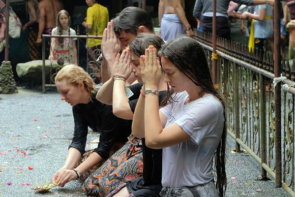  Wisman Ikuti Ritual Melukat di Bali