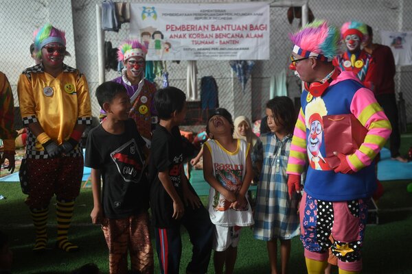  Relawan Hibur Anak-Anak Korban Tsunami Banten