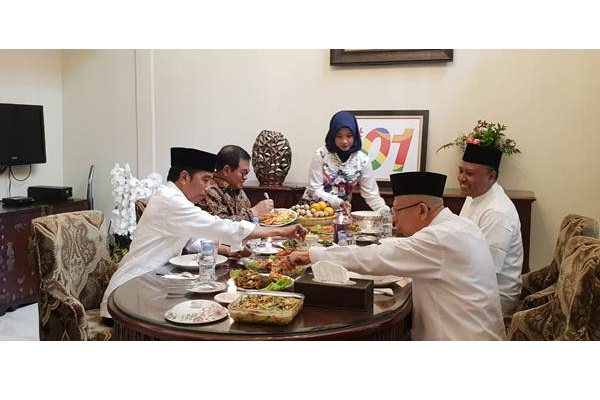  Sambil Makan Pecel, Jokowi dan Ma\'ruf Bahas Hasil Survei Pilpres