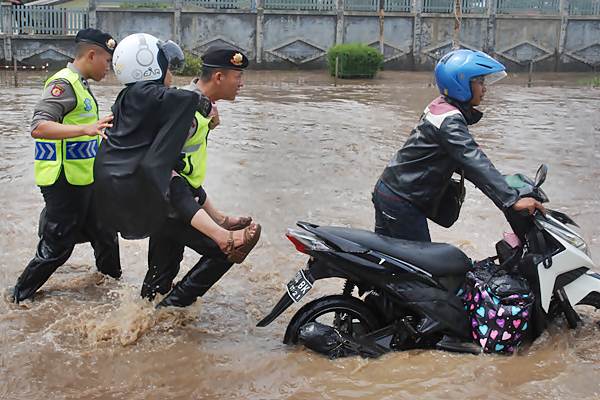  Jalur Bandung-Garut Macet Parah Akibat Banjir Rancaekek