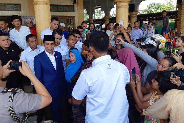  Seorang Ibu Minta Foto Bersama Presiden: \"Pak Jokowi, lagi nyidam Pak. Foto Pak\"