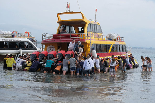  WISATAWAN MEMBLUDAK