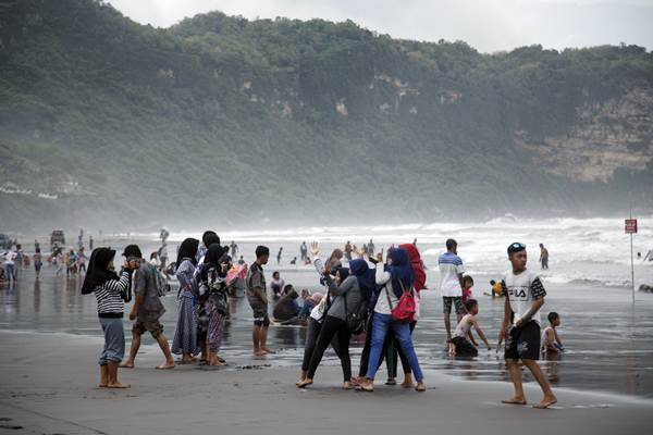  BMKG Yogyakarta Minta Wisatawan Waspadai Gelombang Tinggi di Pantai Selatan