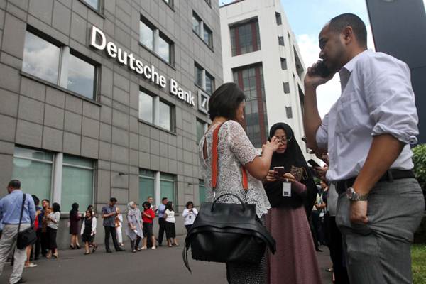Karyawan keluar dari gedung setelah terjadi gempa, di gedung Deutsche Bank, Jakarta, Selasa (23/1)./JIBI-Endang Muchtar
