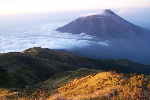  Ribuan Pendaki Padati Puncak Lawu di Malam Tahun Baru