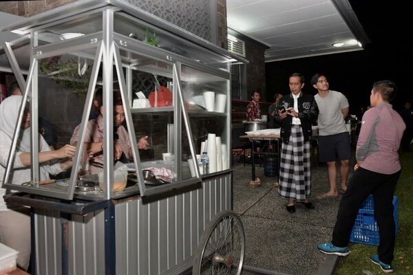 Presiden Joko Widodo di Wisma Bayurini, Istana Kepresidenan Bogor di malam pergantian tahun./Kris - Biro Pers Sekretariat Presiden