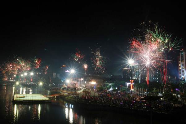  Pesta Kembang Api di Pantai Losari Makassar