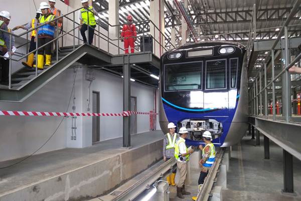 Gubernur DKI Jakarta Anies Baswedan (tengah) meninjau lokasi Depo Mass Rapid Transit (MRT) Lebak Bulus, di Jakarta, Kamis (12/4/2018)./JIBI-Feni Freycinetia