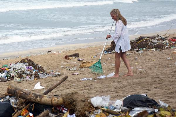  Wisman Bersihkan Sampah di Pantai Kuta