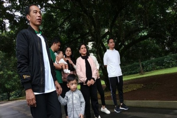  Awali 2019, Presiden Jokowi Jogging dan Sapa Warga di Kebun Raya Bogor