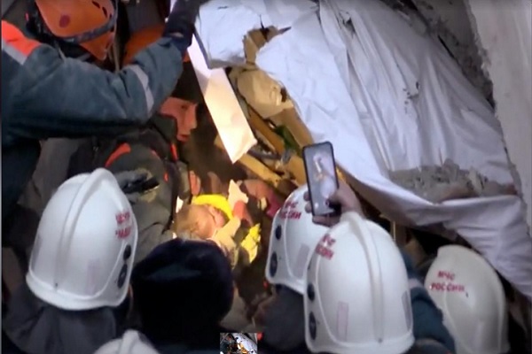  Terjebak 35 Jam dalam Reruntuhan Apartemen, Bayi Mungil Ini Ditemukan Selamat