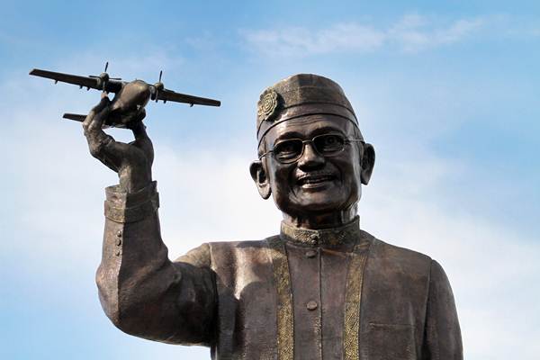  Ada Patung B.J. Habibie Memegang Pesawat di Gorontalo