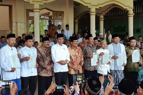 Kunjungi Ponorogo, Jokowi Serahkan 213 Sertifikat Wakaf