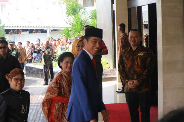  Jokowi Jadi Saksi Pernikahan Anak Menristek M. Nasir di Semarang