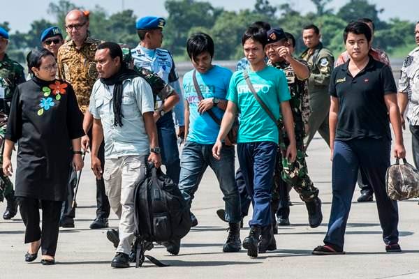 Ilustrasi: Menlu Retno Marsudi (kiri) berjalan bersama empat ABK korban penyanderaan kelompok Abu Sayyaf saat tiba di Lanud Halim Perdanakusuma, Jakarta, Jumat (13/5)./Antara-M Agung Rajasa