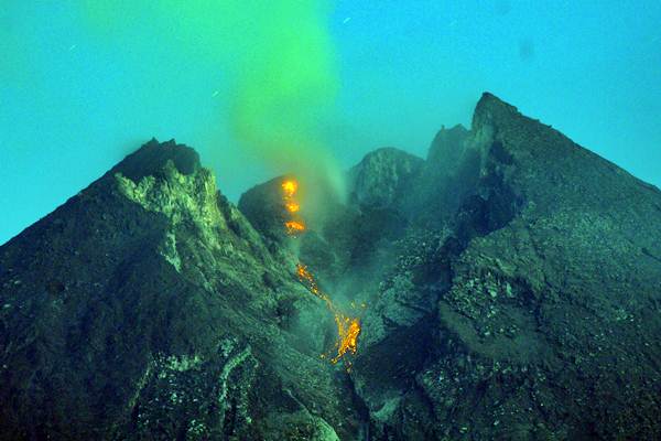 Gunung Merapi Luncurkan Lava Pijar