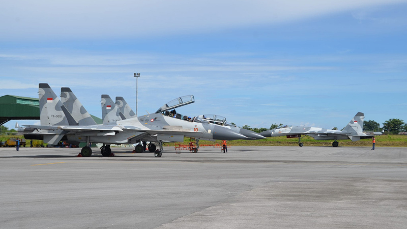 Pesawat tempur SU-27/30 Sukhoi dari Skuadron Udara 11Lanud Sultan Hasanuddin Makassar tiba di Pangkalan TNI AU Manuhua Biak, Papua, Rabu(26/7/2017). Foto: tni-au.mil.id