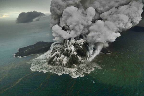  Gunung Anak Krakatau Masih Terus Erupsi