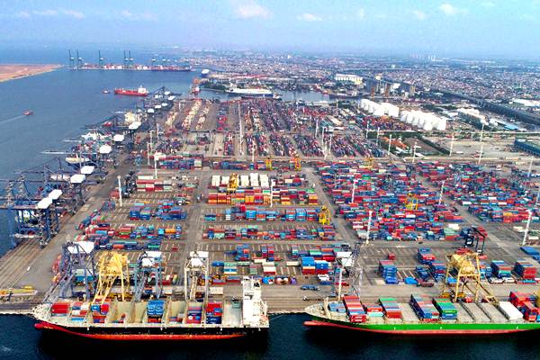  Aktivitas Bongkar Muat di Jakarta International Container Terminal