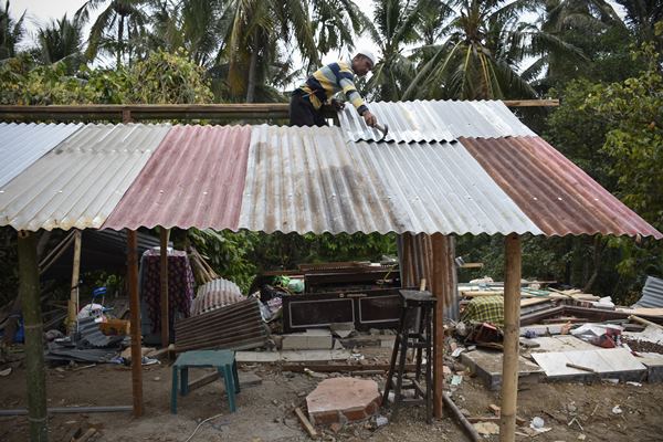 Warga korban gempa membangun rumahnya kembali pascagempa di Dusun Dasan Tengak, Desa Teniga, Kecamatan Tanjung, Lombok Utara, NTB, Selasa (21/8/2018).Antara