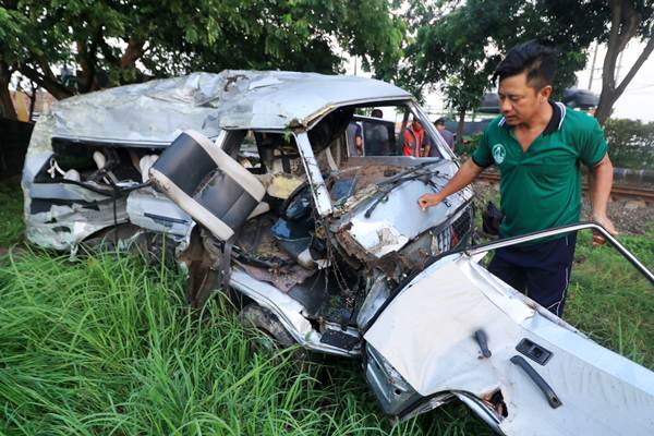  Kecelakaan Maut Kereta Api dengan Mobil Mitsubishi L300