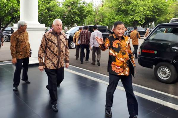 Menteri Energi dan Sumber Daya Mineral Ignasius Jonan (kanan) bersama dengan CEO Freeport McMoran Inc. Richard Adkerson (tengah) berjalan memasuki Istana Kepresidenan, Jakarta, Jumat (21/12/2018)./JIBI-Amanda Kusumawardhani