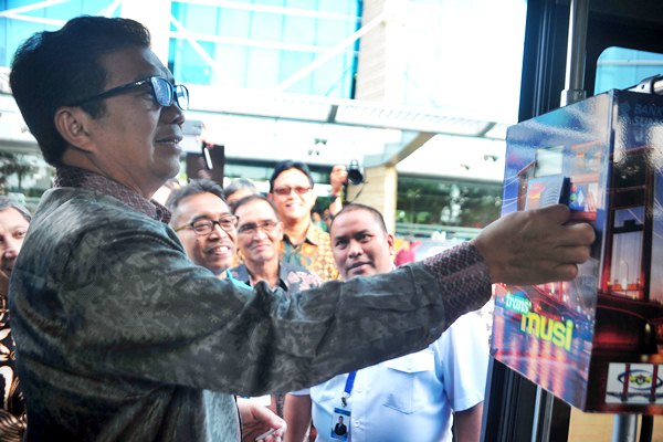 Dewan Komisioner OJK Muliaman D. Hadad periode 2012-2017 menguji uang elektronik Chip Based atau berbasis Chip yaitu BSB Card saat peluncuran BSB Cash dan Layanan Laku Pandai BSB di Gedung Bank Sumsel Babel, Palembang, Selasa (4/4/2017)./Antara-Feny Selly