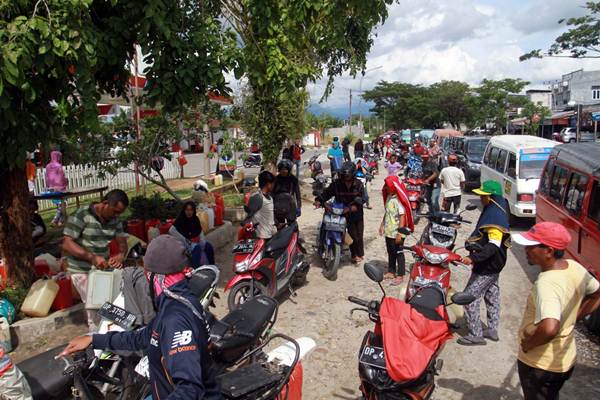  Antrean Panjang Pembelian BBM di Kabupaten Luwu Utara