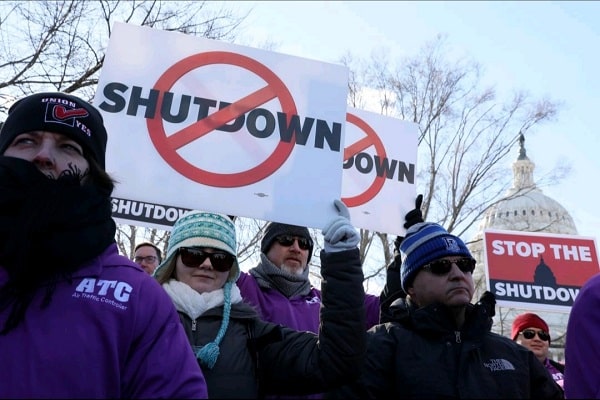  \'Shutdown\', Ratusan Pekerja Amerika Demo di Depan Gedung Putih