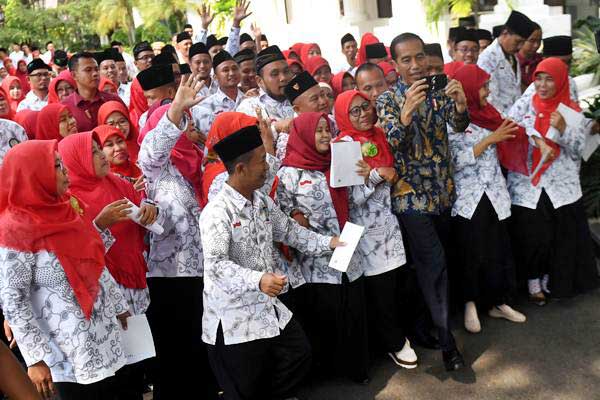  Gaji Guru Swasta hanya Rp300.000, Jokowi Janji Tingkatkan Kesejahteraan