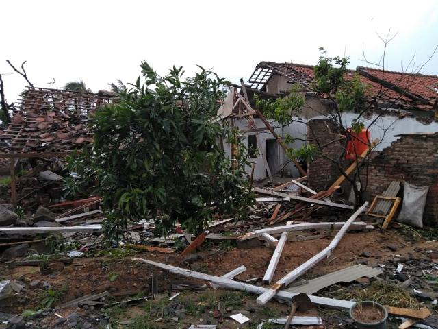  Ratusan Rumah Rusak Diterjang Puting Beliung di Rancaekek Bandung