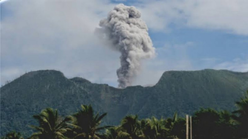  Gunung Ibu Meletus, Abu Letusan Setinggi 800 Meter Status Waspada