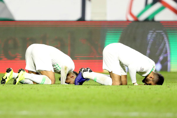 Pemain Arab Saudi melakukan sujud syukur setelah menaklukkan Lebanon 2 - 0 dan memastikan lolos ke 16 besar Piala Asia 2019./Reuters-Suhaib Salem