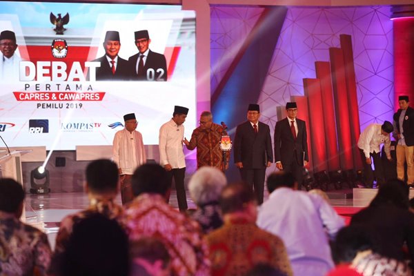  Rangkuman Debat Capres 17 Januari 2019: Dari Sindiran Prabowo Soal Aparat, Serangan Balik Jokowi, Hingga Gengsi Tunjukkan Apresiasi