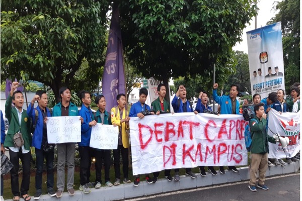  Di Depan Hotel Bidakara, Mahasiswa Demo Minta Debat Capres di Kampus