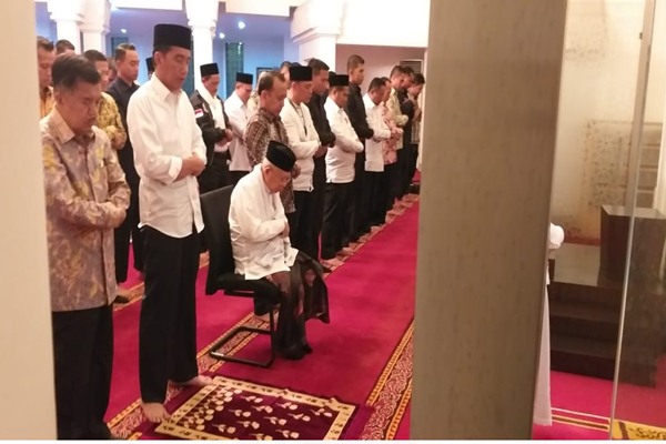  Sebelum Berangkat Debat Capres, Jokowi Lakukan Sholat Maghrib di Istana Merdeka