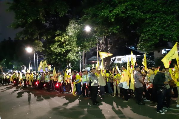  Dijaga Aparat, Pendukung Jokowi & Pendukung Prabowo Berkumpul di Depan Hotel Bidakara