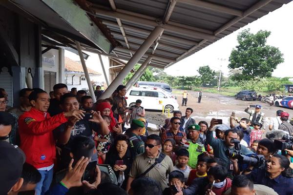  12 Jam Setelah Debat Capres 2019, Jokowi ke Stasiun Rancaekek Sapa Masyarakat
