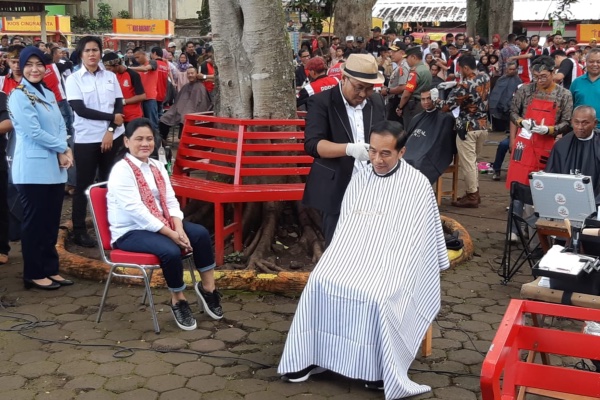  Sabtu Pagi, Presiden Jokowi Cukur Rambut di Tepi Situ Bagendit