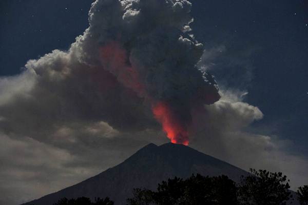  Gunung Agung Kembali Erupsi, Lontarkan Lava Pijar Sejauh 1 Km dari Kawah