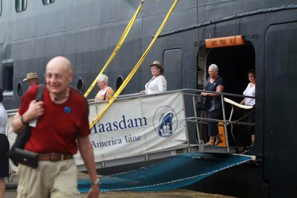  Kunjungan Kapal Pesiar Maasdam di Makassar